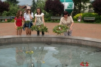 Puszczanie wianków do fontanny